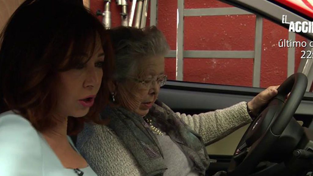 Trini, la señora que se sacó el carnet a los 84 años, le da una vuelta a Ana Rosa con el coche
