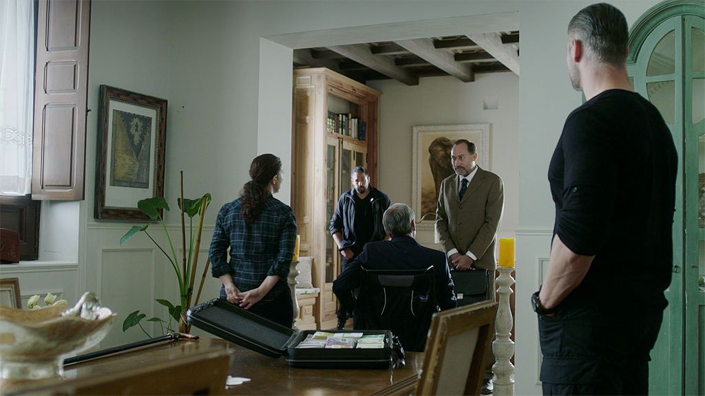 Joao obliga a Joaquín a poner un transmisor en la maleta de Lucía para averiguar dónde está José Espada