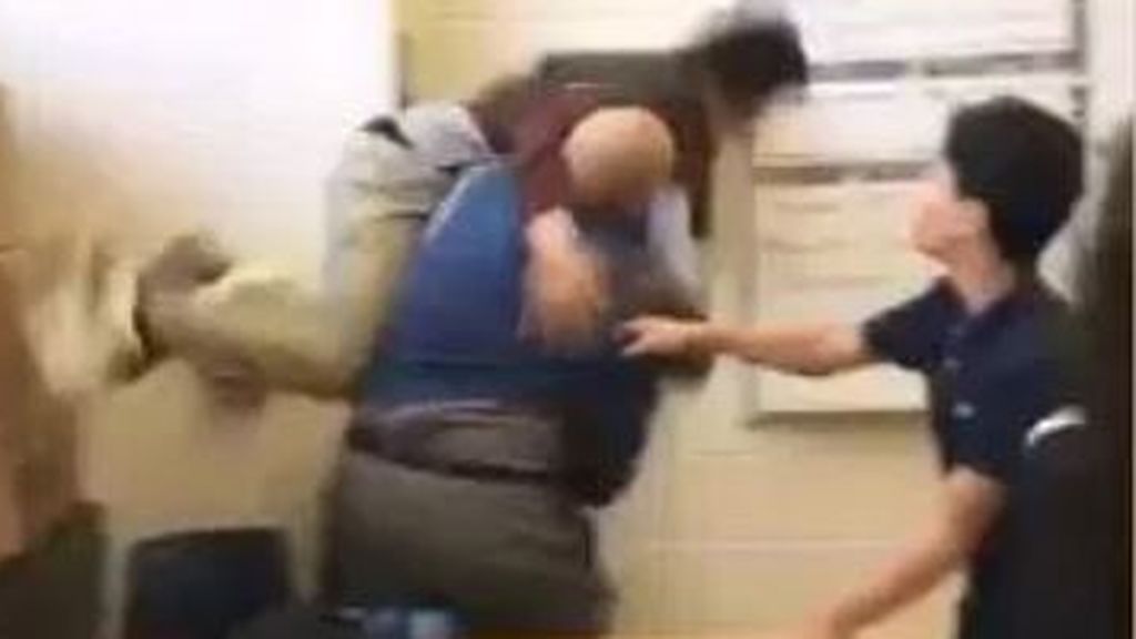 Un profesor, despedido por agredir a un alumno