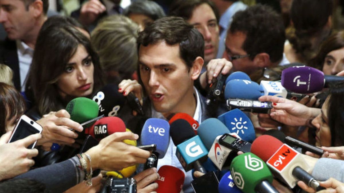 Albert Rivera es entrevistado en los pasillos del Congreso de los Diputados.