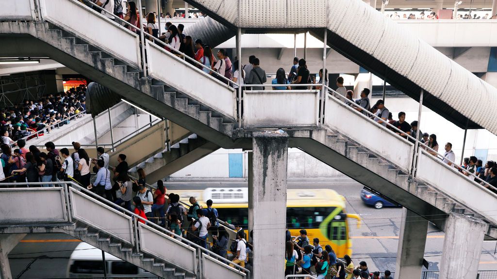 Los viajeros esperan en la cola para tomar el Metro Rail Transit en Manila, Filipinas