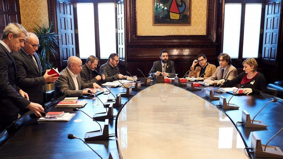 La Mesa del Parlament aborda la reforma de la ley para investir a Puigdemont a distancia