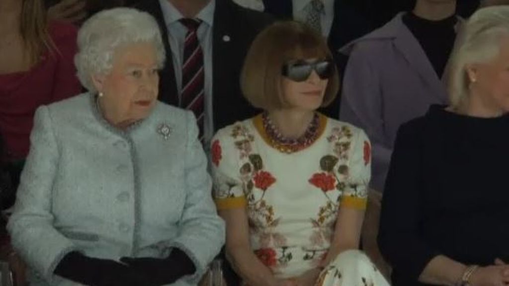 La Reina Isabel II visita la London Fashion Week
