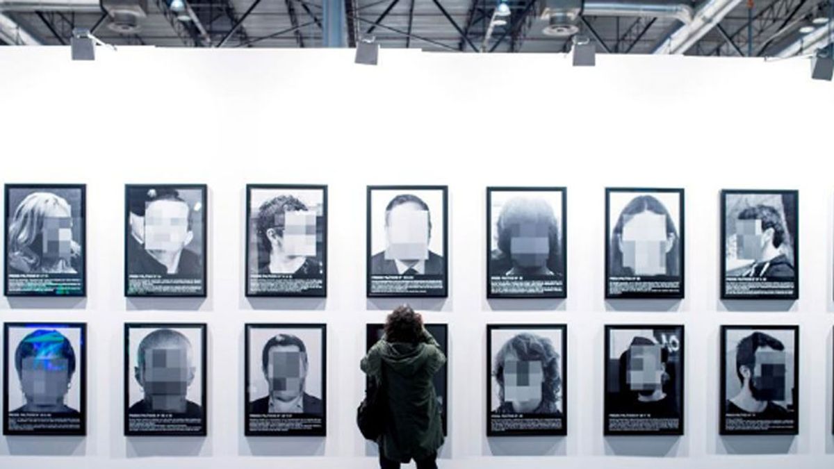 ARCO retira 'Presos políticos',  la obra fotográfica del artista Santiago Sierra