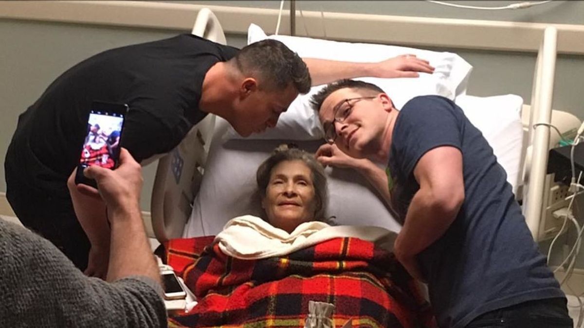 La emotiva fotografía de Colton Haynes junto a su madre, en grave estado de salud