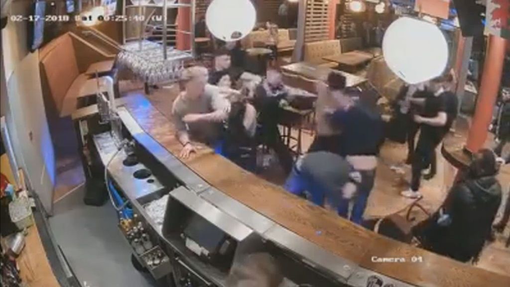 Un encontronazo entre dos clientes acaba en una multitudinaria pelea en un bar inglés
