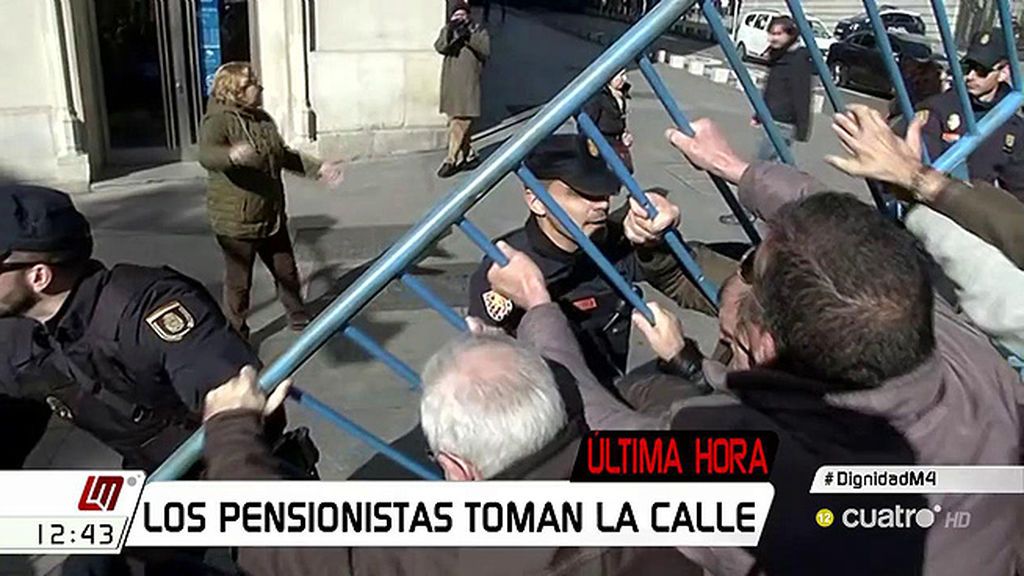 Tensión en la concentración: un grupo de pensionistas intenta saltarse el cordón policial en el Congreso