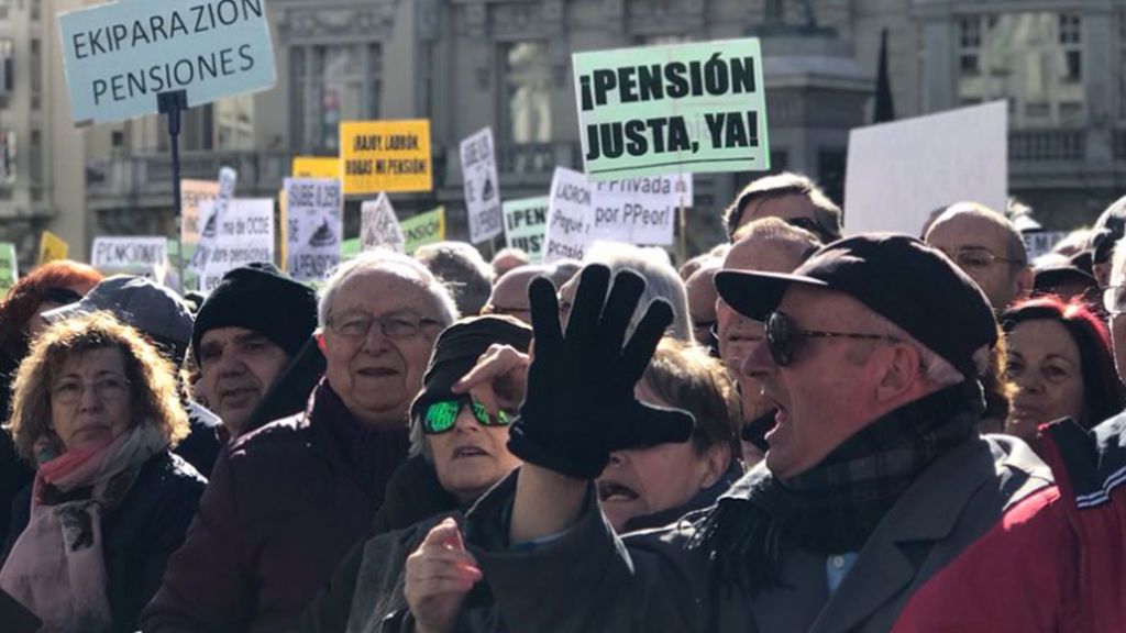Miles de pensionistas saltan el cordón policial y bloquean las puertas del Congreso