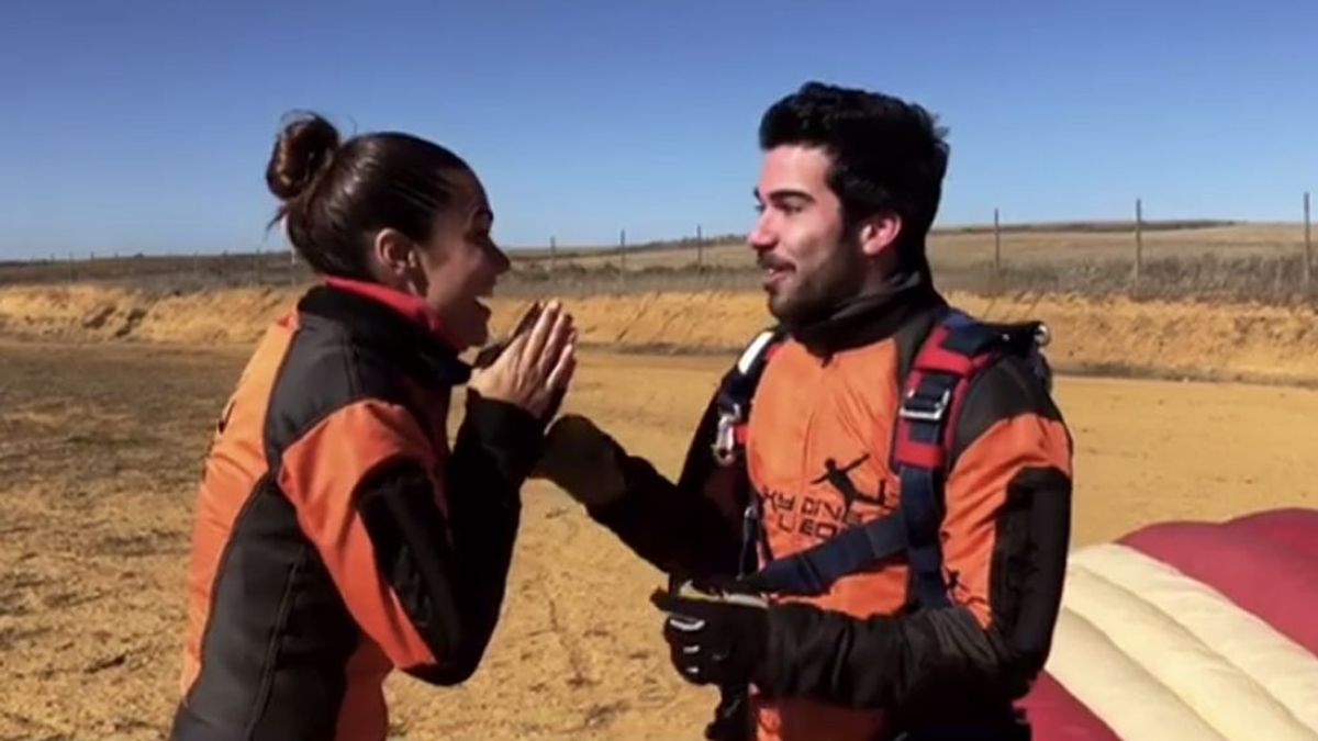 ¡Por los aires!: Lara Álvarez y su hermano disfrutan de un día de paracaidismo