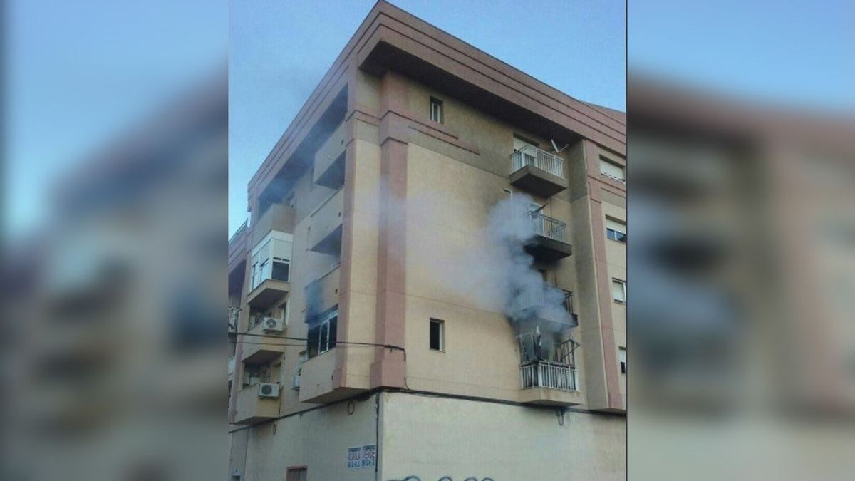 Herido grave al tirarse por la ventana para escapar de las llamas en un edificio de Cartagena