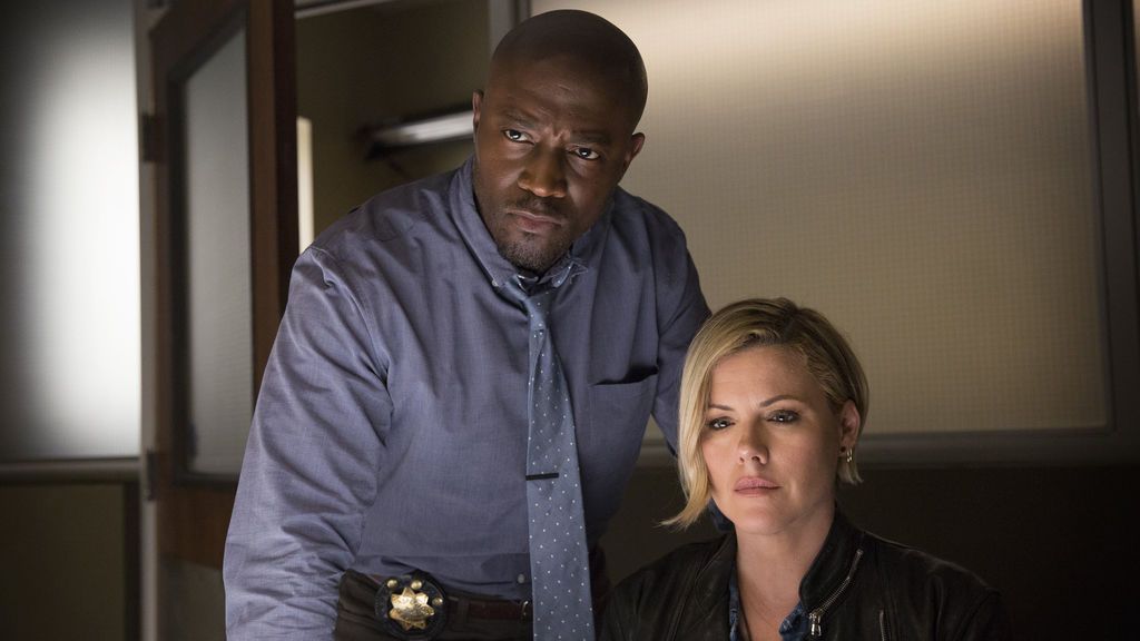 Taye Diggs y Kathleen Robertson interpretan a Terry English y Hildy Mulligan en 'Murder in the first'.