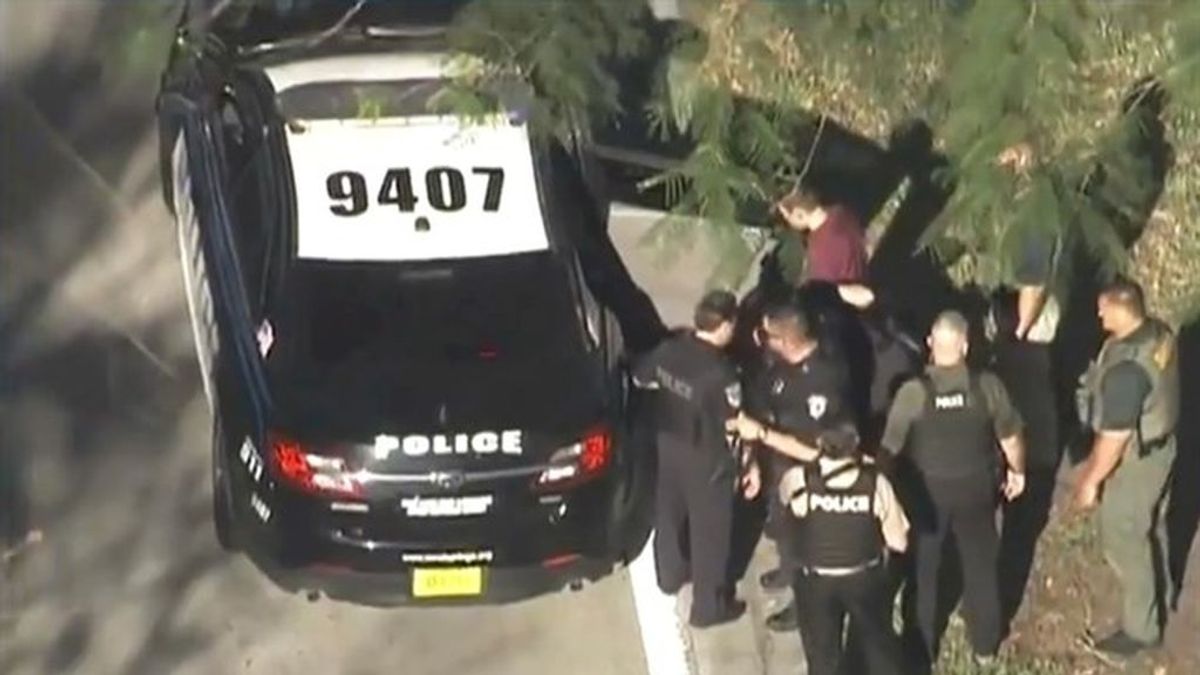 Suspendido un policía por quedarse fuera del instituto en lugar de enfrentarse al autor del tiroteo de Florida
