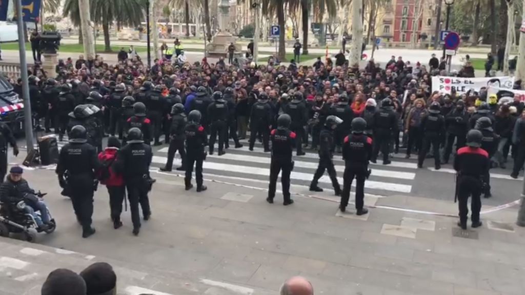 Detenidos 14 independentistas que se habían encadenado al TSJC