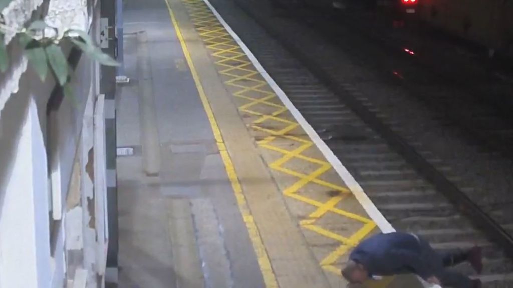 Un británico ebrio salta a las vías del tren y se libra del atropello