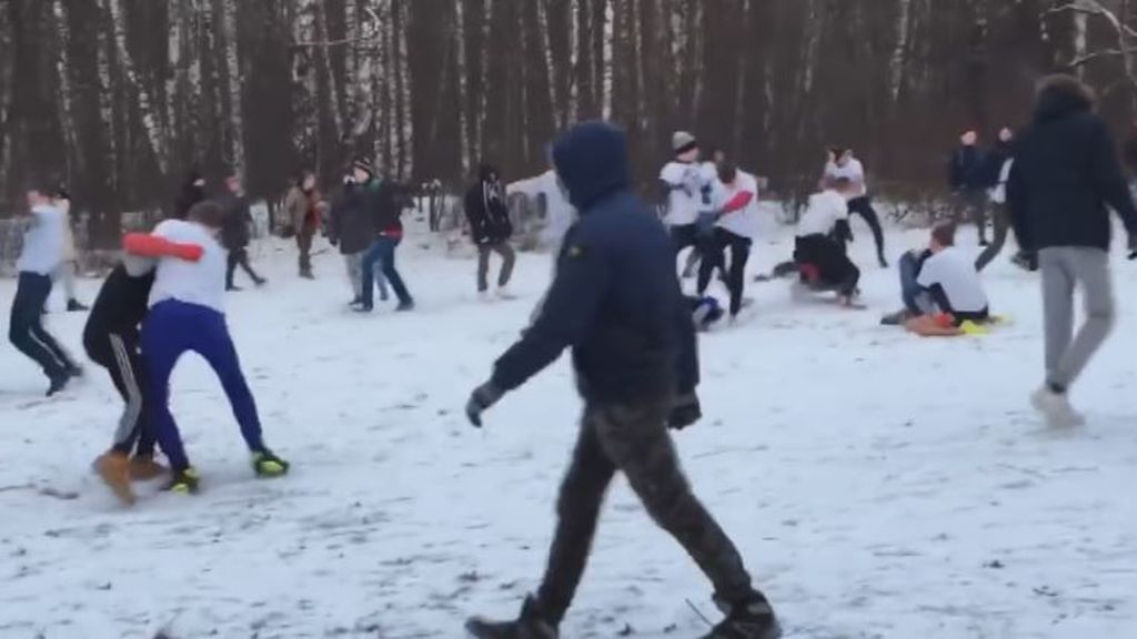 Peleas entre ultras rusos en medio de la nieve