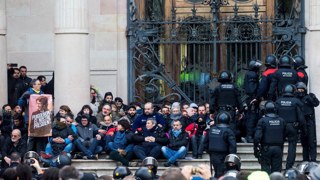 Independentistas encadenados en el TSJC: "23-F. Paremos el golpe de Estado"