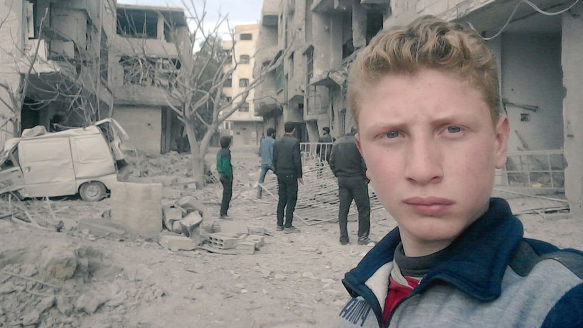 Bebés heridos y amigos muertos: un adolescente sirio usa sus selfies para pedir ayuda