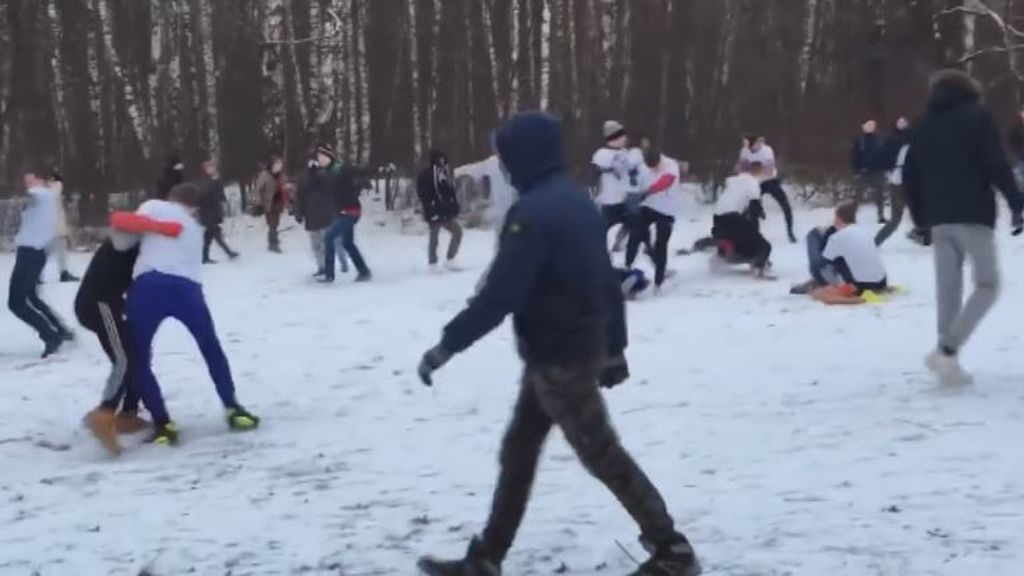 Peleas entre ultras rusos en medio de la nieve