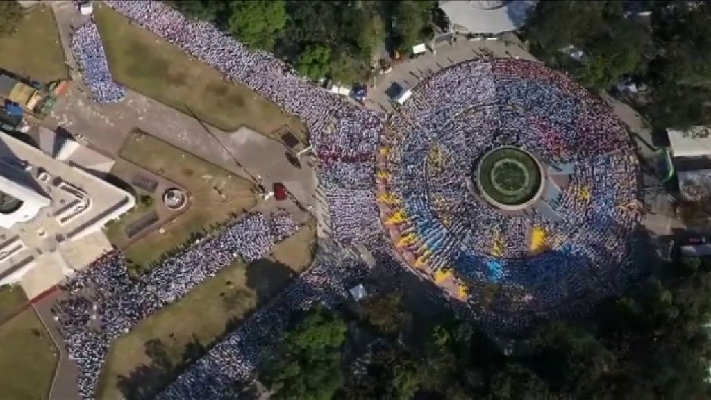 Más de 16.000 personas participan en Manila en una clase colectiva de dibujo
