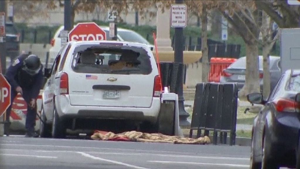 Una mujer empotra su coche contra una barrera de seguridad de la Casa Blanca