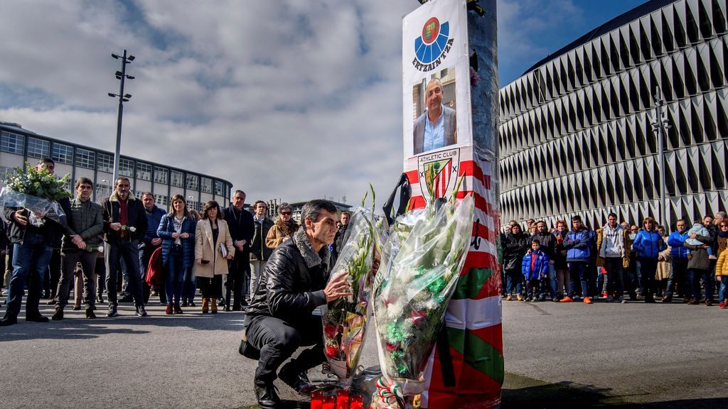 Concentración en Bilbao en recuerdo del ertzaina fallecido durante los disturbios entre ultras del Athletic y el Spartak