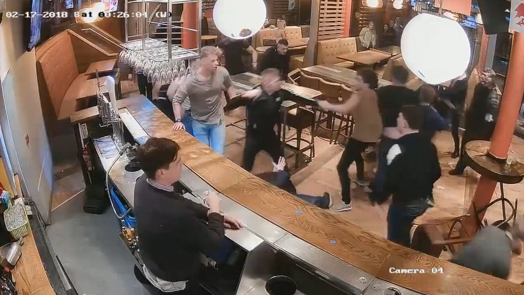 Tremenda batalla entre varios jóvenes en un bar británico