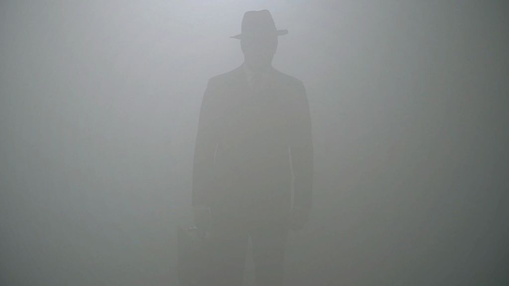 Los trabajadores de un aeropuerto de Londres observan una presencia entre la niebla
