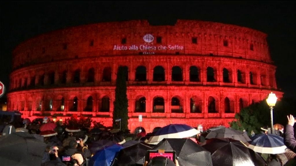El Coliseo romano se tiñe de rojo para denunciar la persecución de los cristianos