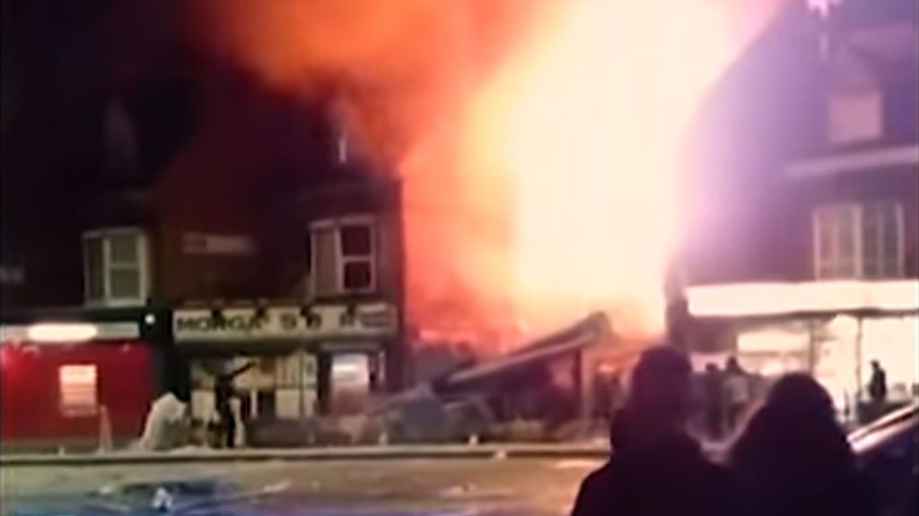 Incendio en una tienda en Leicester:  Cuatro muertos al explotar el inmueble