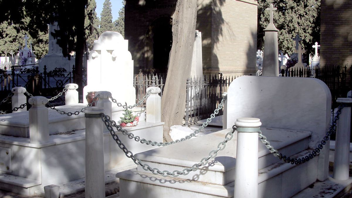 Muere un operario tras caerle una lápida en la cabeza en un cementerio de Santiago