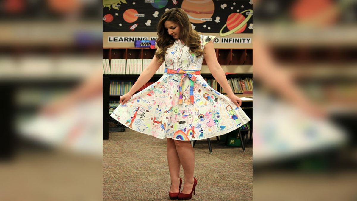 Una profesora potencia la creatividad de sus alumnos dejando que pinten su vestido
