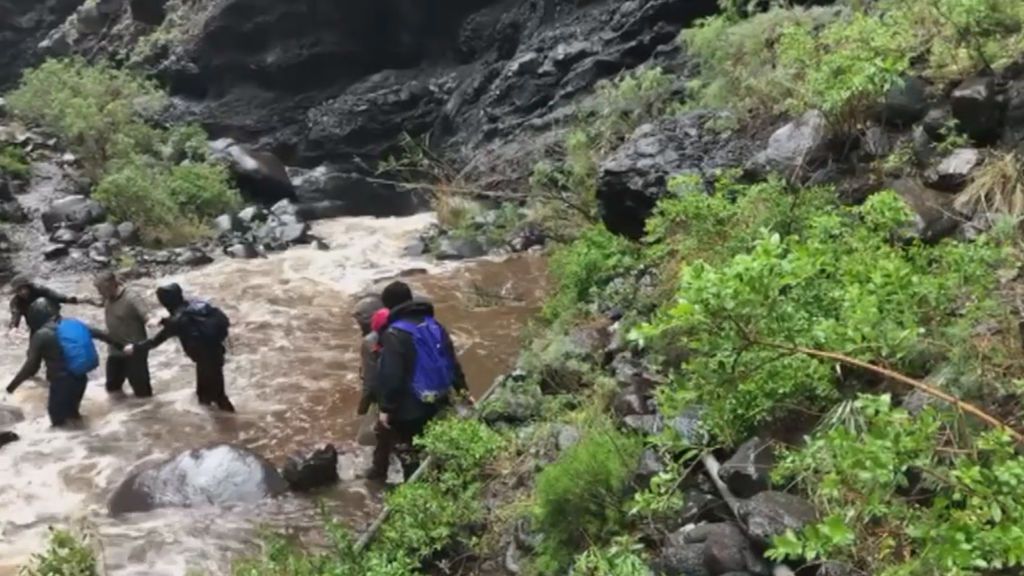 Rescatan a ocho turistas atrapados en un barranco de Tenerife por el temporal