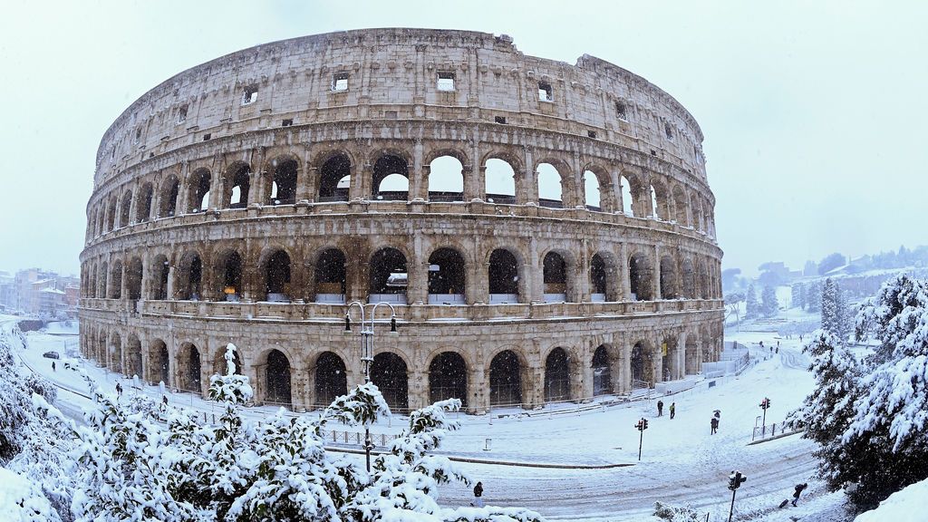 Una impresionante nevada deja a Roma cubierta de blanco