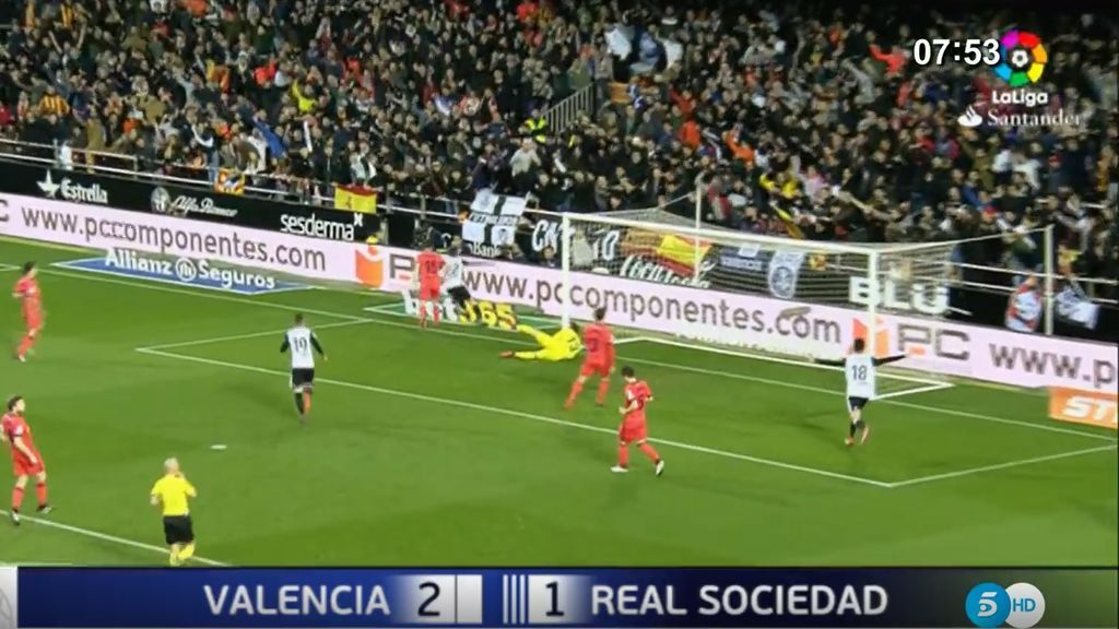 El Valencia gana a la Real Sociedad (2-1) gracias a un doblete de Santi Mina
