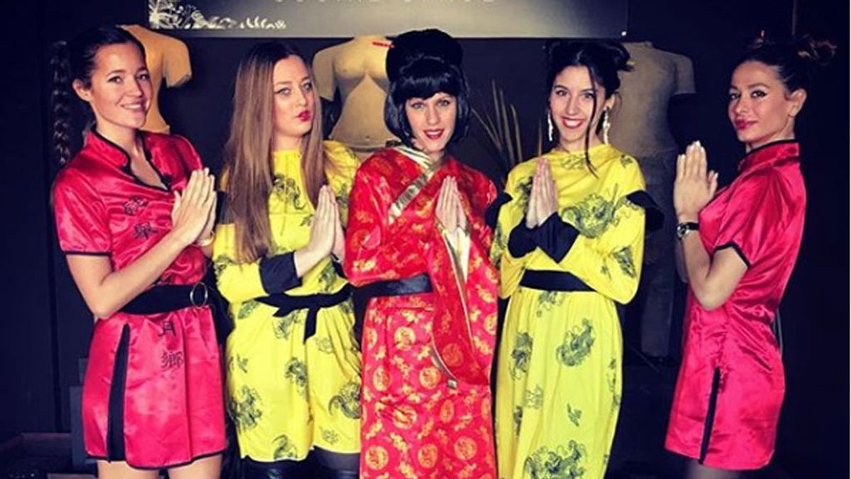 Malena Costa se despide de España con una fiesta y vestida de china
