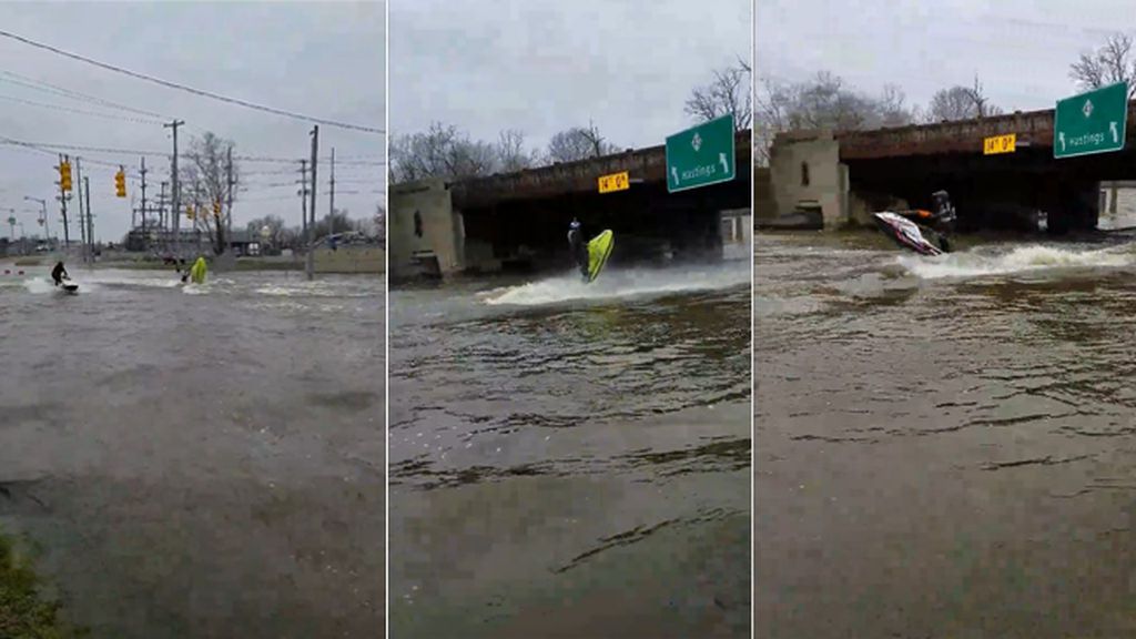 'Carrera' de motos acuáticas por el vecindario aprovechando las tremendas inundaciones