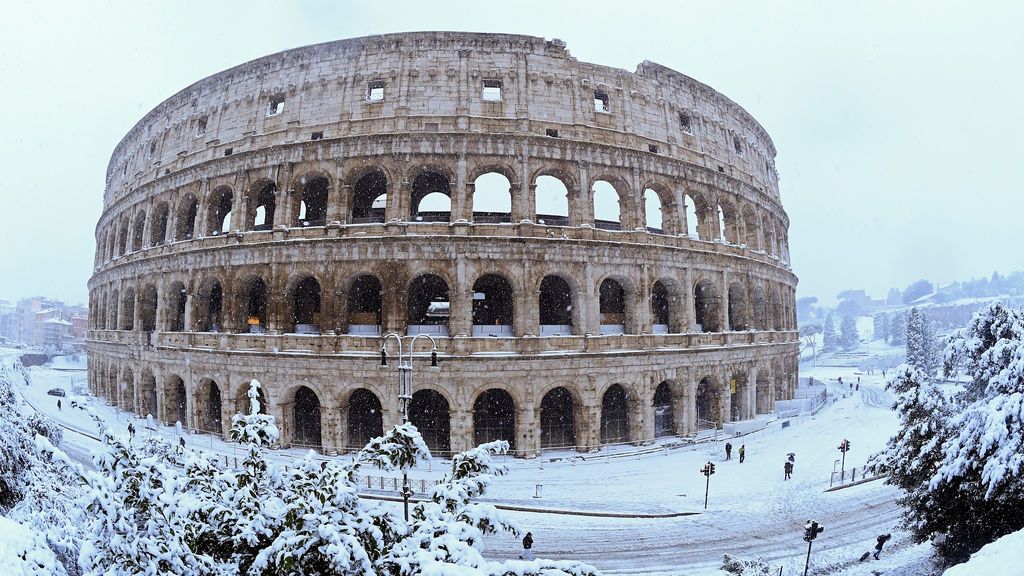 Una impresionante nevada deja a Roma cubierta de blanco