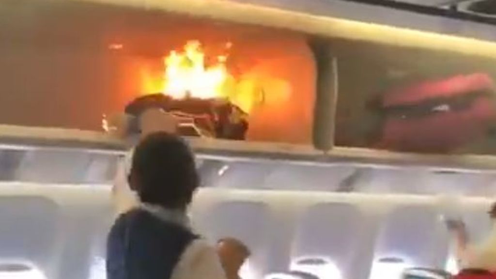 Una batería externa de recarga de móviles explota en un avión Una batería externa de recarga de móviles explota en un avión