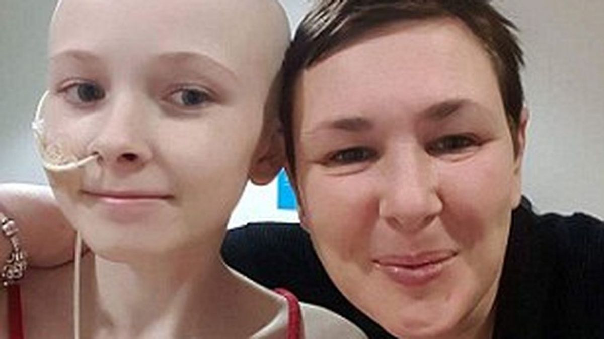 Con 13 años, le diagnostican cáncer de ovario con metástasis tras meses tratándola por estreñimiento