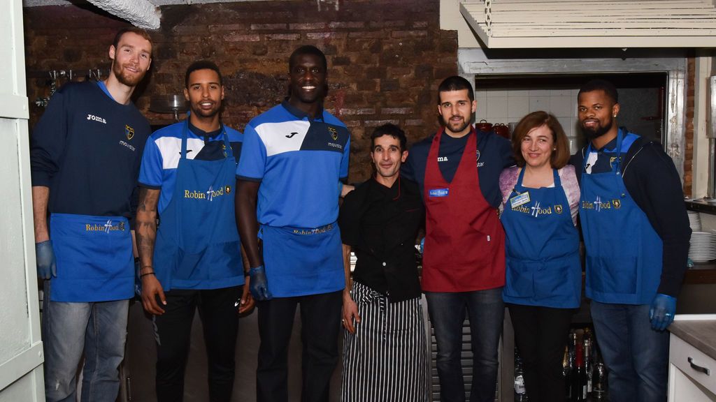 ¡El gran gesto del Estudiantes! Cuatro jugadores hacen de camareros en el restaurante solidario del Padre Ángel