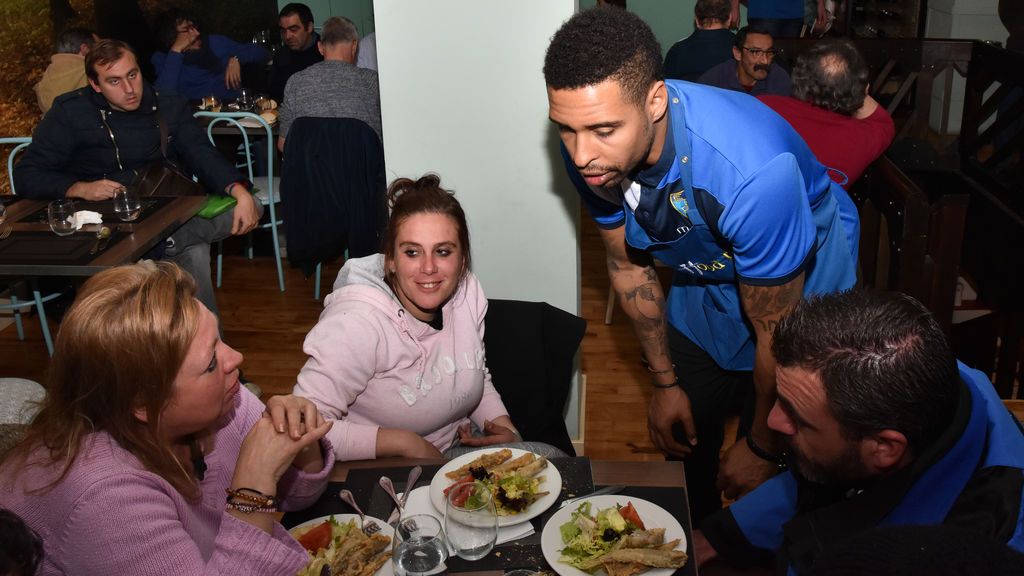 ¡El gran gesto del Estudiantes! Cuatro jugadores hacen de camareros en el restaurante solidario del Padre Ángel