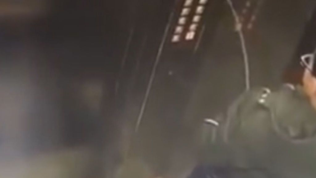 Un joven hace pis en los botones del ascensor y se queda encerrado