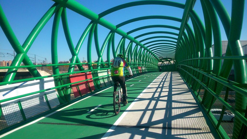 Indignación entre los ciclistas por la multa de la DGT al llevar una luz de seguridad en la bicicleta