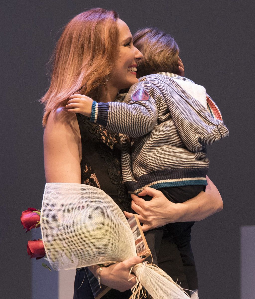 La cantante mostró su lado más familiar durante la toda la gala benéfica