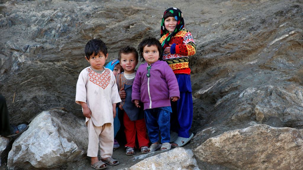 Un grupo de niños afganos en la cima de una colina en Kabul, Afganistán