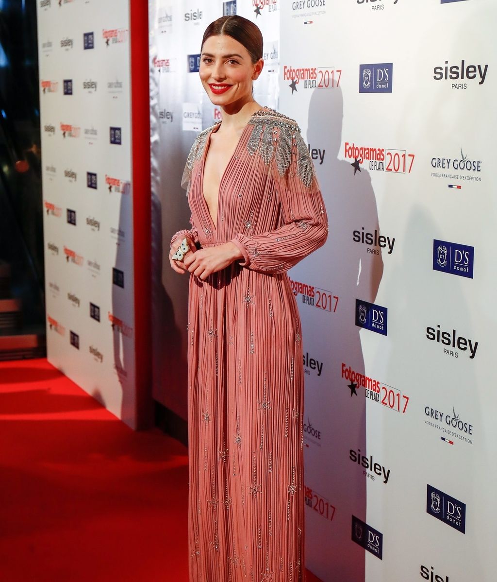 Bárbara Lennie deslumbraba con un vestido largo Gucci de color rosa con escote en ‘V’ y pedrería en la zona de los hombros.