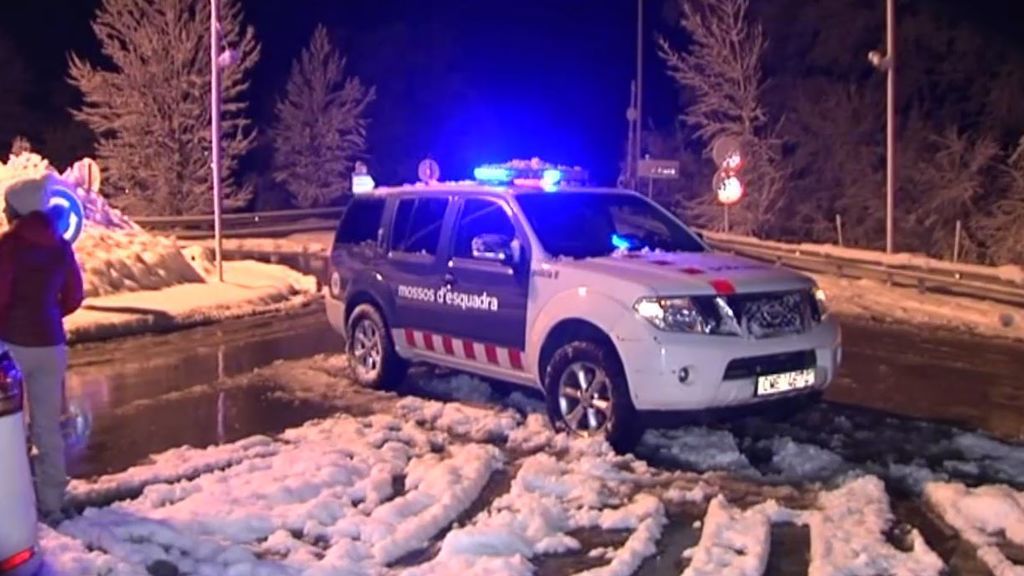 Decenas de camiones quedan atrapados por la nieve en Cataluña