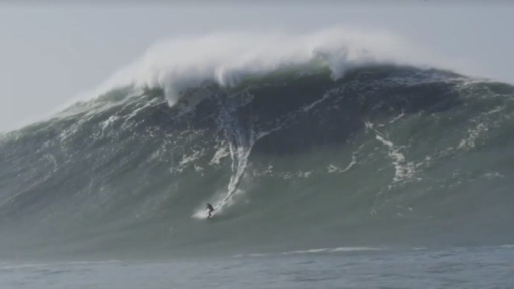 ¡Se rozó la tragedia! Un surfista se cae y queda atrapado en un acantilado entre olas gigantes