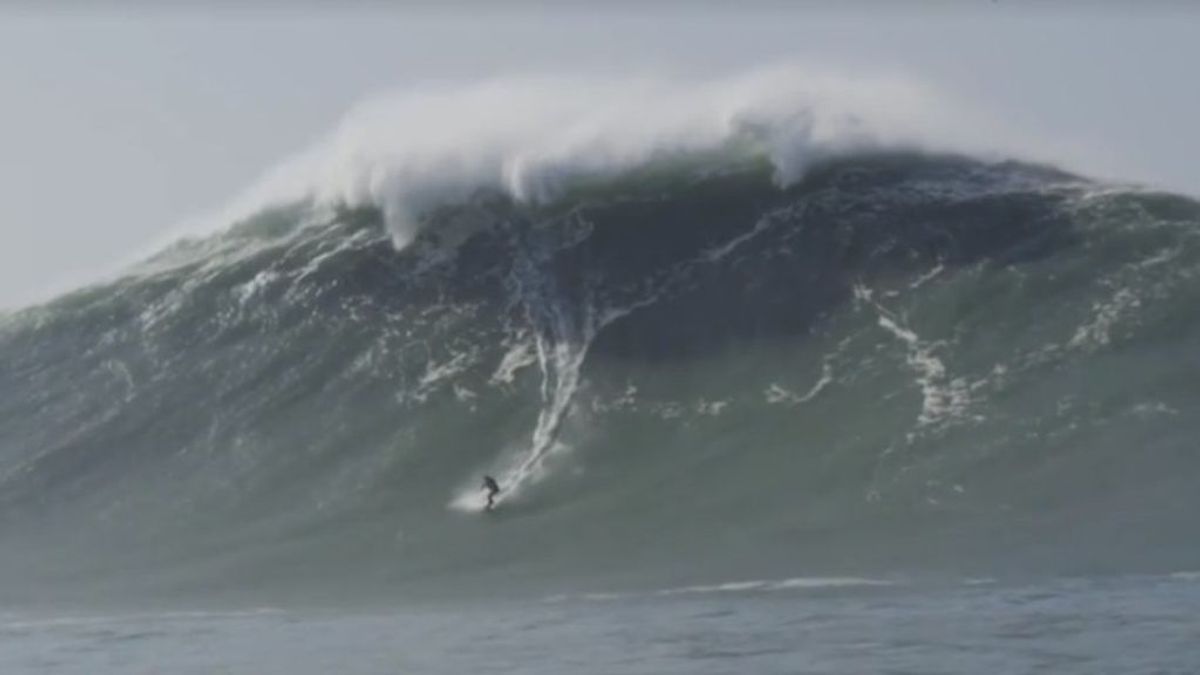 ¡Se rozó la tragedia! Un surfista se cae y queda atrapado en un acantilado entre olas gigantes