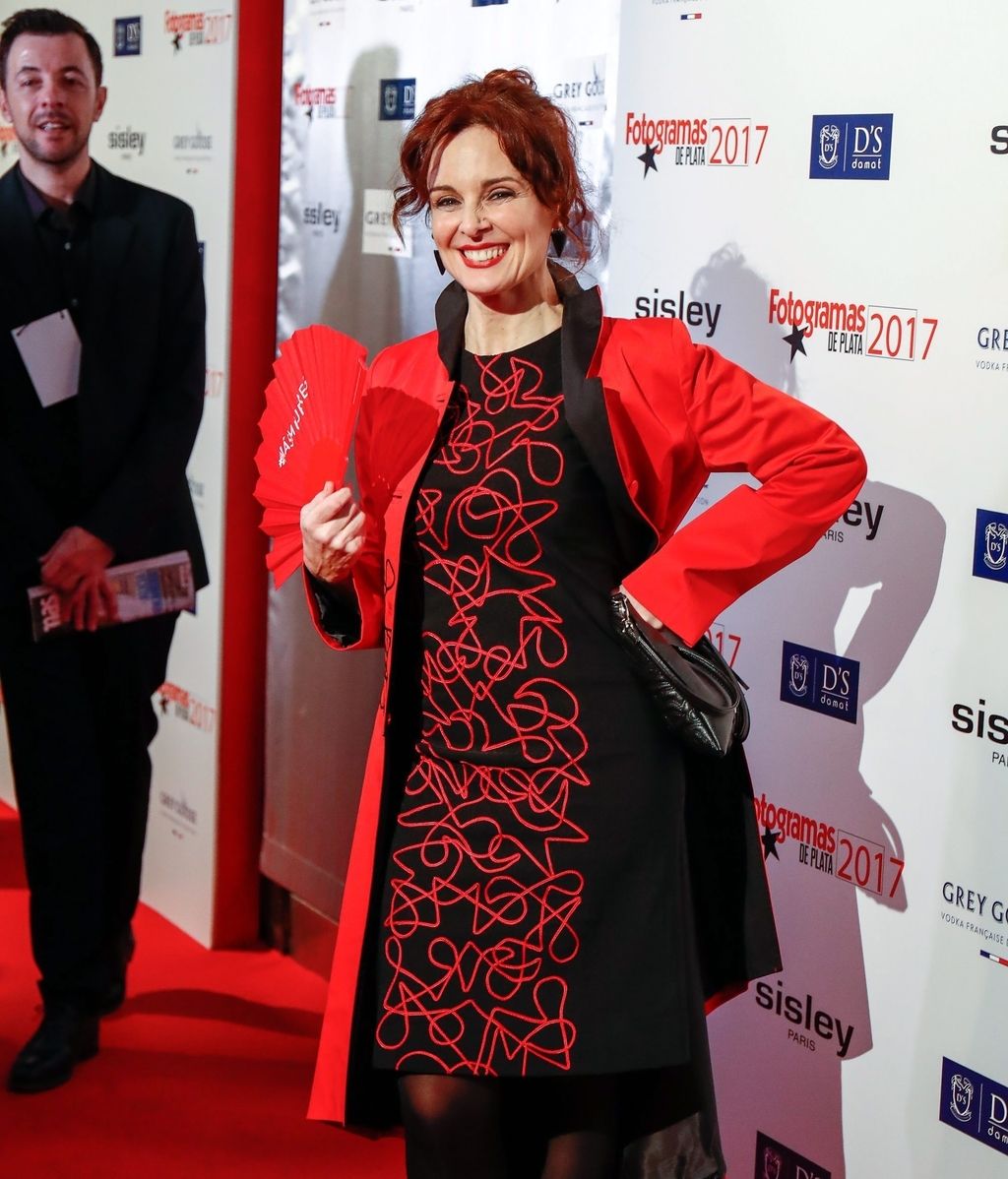 Silvia Marsó combinaba su vestido negro con detalles en rojos con una blazer del mismo color